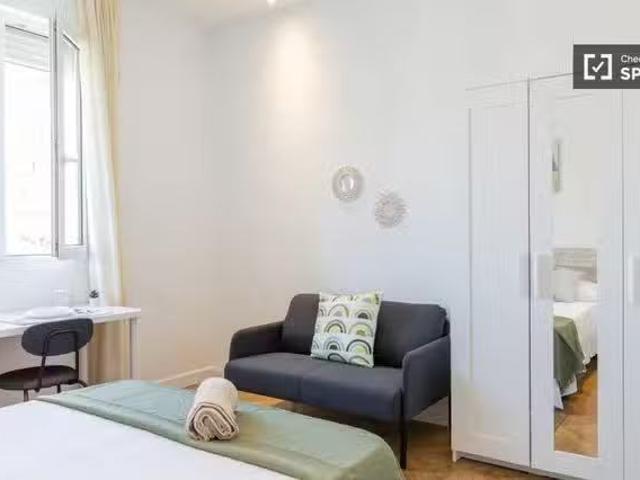 Se alquila habitación en piso de 7 dormitorios en Madrid
