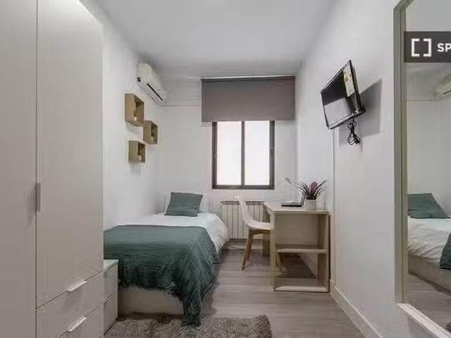 Se alquila habitación en piso de 7 dormitorios en Madrid