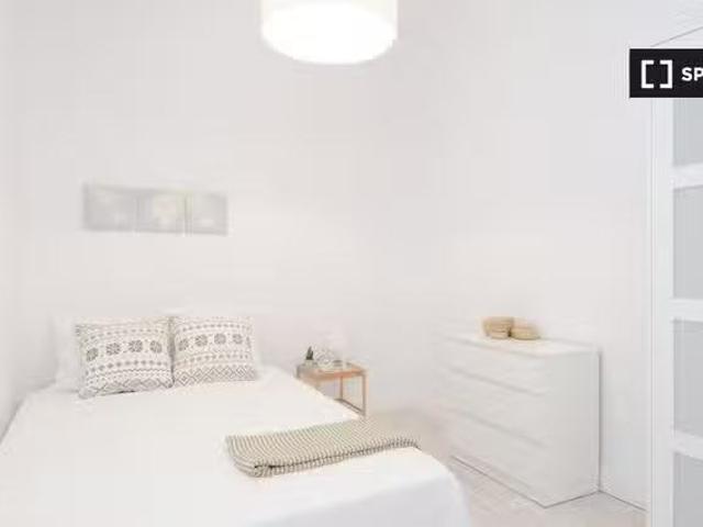 Se alquila habitación en piso de 7 dormitorios en Centro, Madrid