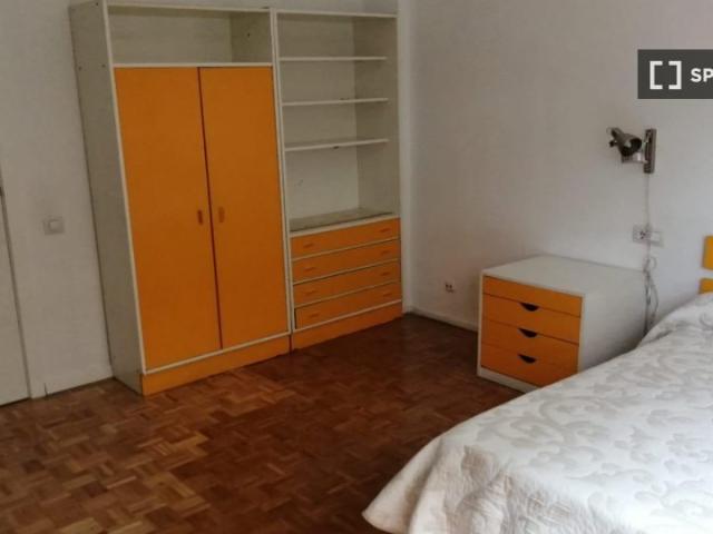 Se alquila habitación en piso de 7 habitaciones en Valdezarza, Madrid