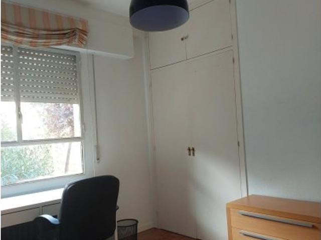 Se alquila habitación en piso de 7 habitaciones en Valdezarza, Madrid