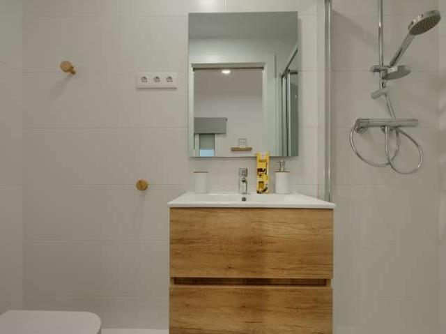 Se alquila habitación en piso de 7 habitaciones en Barcelona