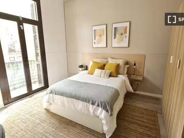 Se alquila habitación en piso de 7 habitaciones en Barcelona