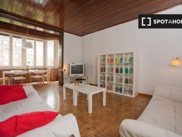 Se alquila habitación en piso de 7 habitaciones en Barcelona