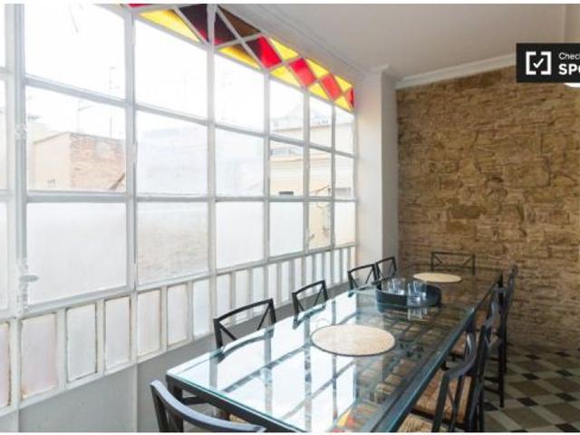 Se alquila habitación en piso de 7 habitaciones en Barcelona