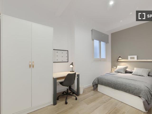 Se alquila habitación en piso de 7 habitaciones en Barcelona