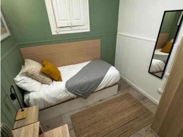 Se alquila habitación en piso de 7 habitaciones en Barcelona