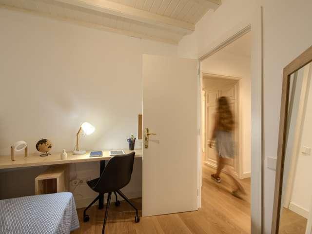 Se alquila habitación en piso de 7 habitaciones en Barcelona