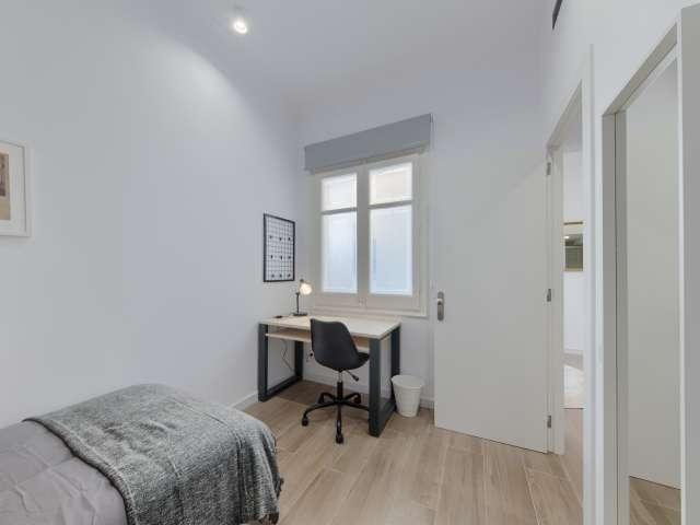 Se alquila habitación en piso de 7 habitaciones en Barcelona