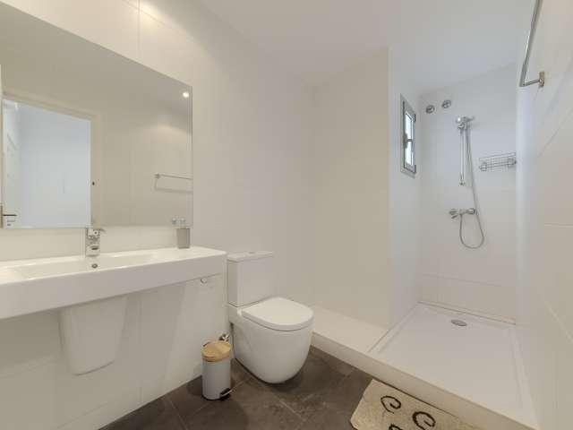Se alquila habitación en piso de 7 habitaciones en Barcelona