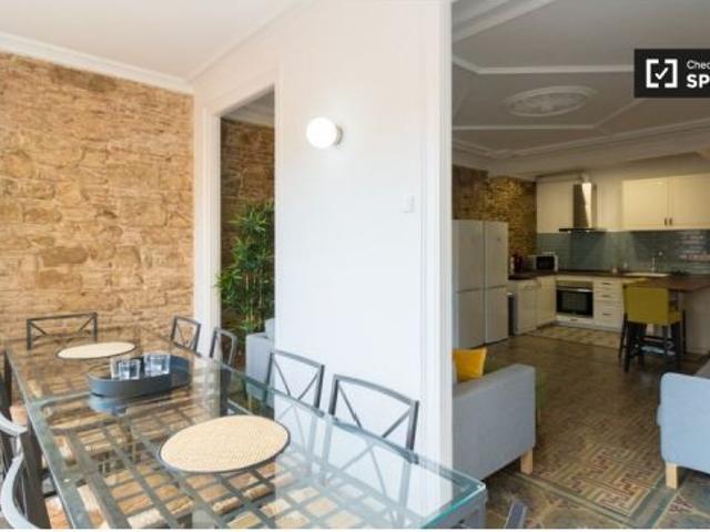 Se alquila habitación en piso de 7 habitaciones en Barcelona