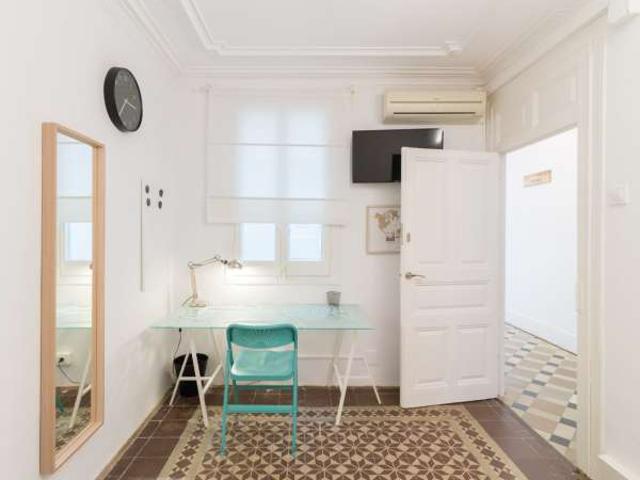 Se alquila habitación en piso de 7 habitaciones en Barcelona