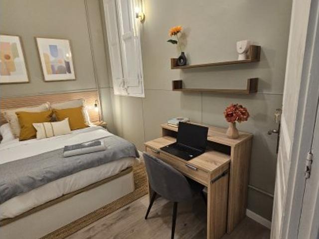 Se alquila habitación en piso de 7 habitaciones en Barcelona