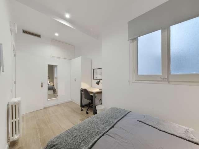 Se alquila habitación en piso de 7 habitaciones en Barcelona