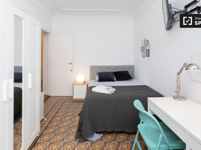 Se alquila habitación en piso de 7 habitaciones en Barcelona