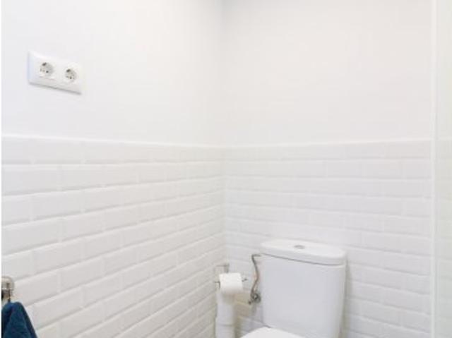 Se alquila habitación en piso de 7 habitaciones en Barcelona