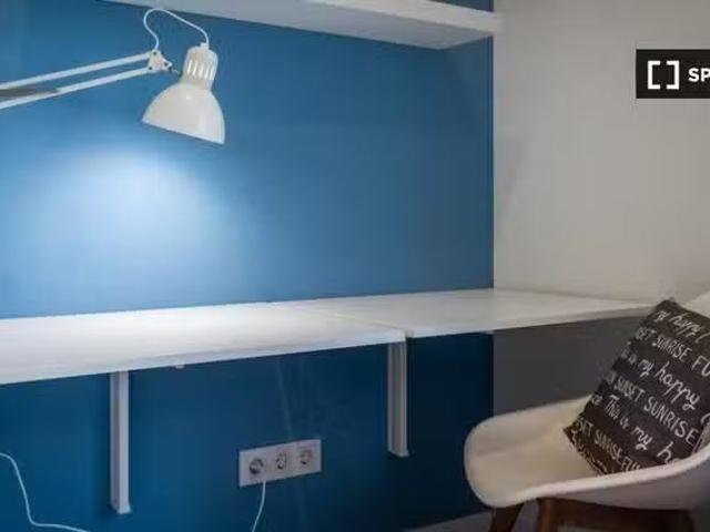 Se alquila habitación en piso de 7 habitaciones en Barcelona