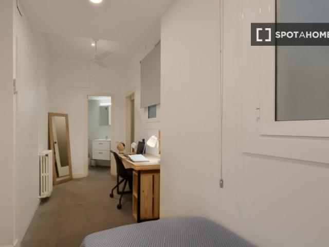 Se alquila habitación en piso de 7 habitaciones en Barcelona