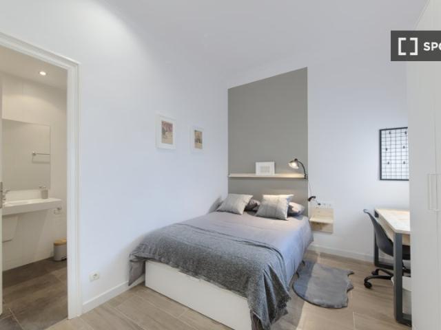 Se alquila habitación en piso de 7 habitaciones en Barcelona