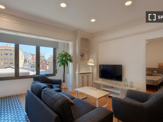 Se alquila habitación en piso de 7 habitaciones en Barcelona