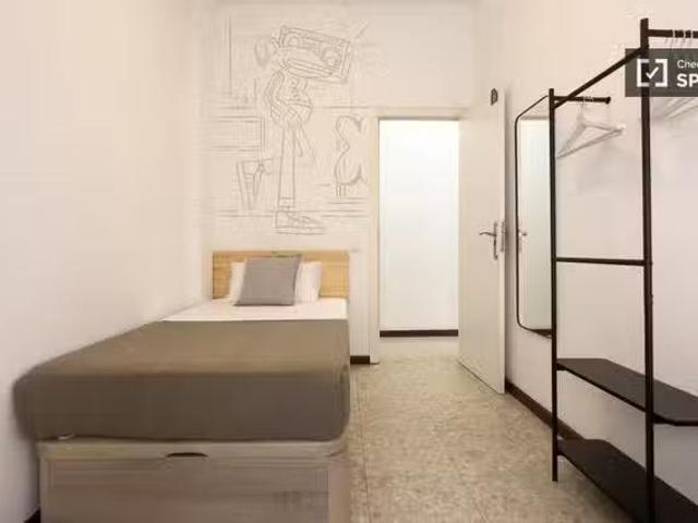 Se alquila habitación en piso de 7 habitaciones en Barcelona