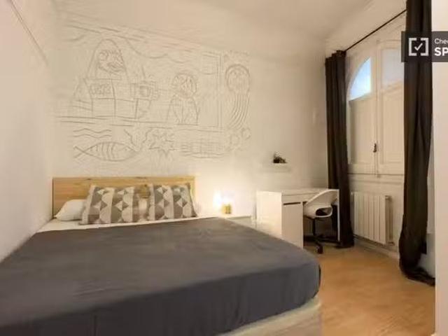 Se alquila habitación en piso de 7 habitaciones en Barcelona