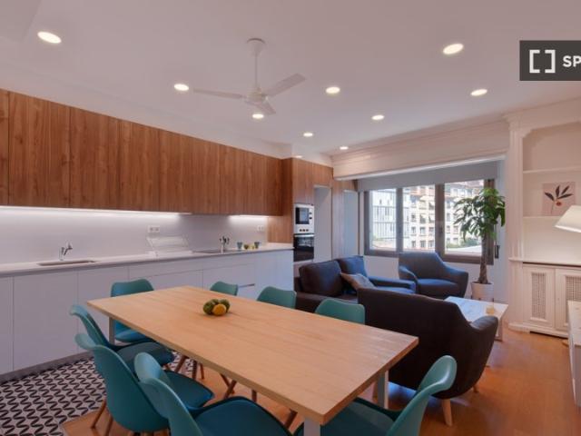 Se alquila habitación en piso de 7 habitaciones en Barcelona