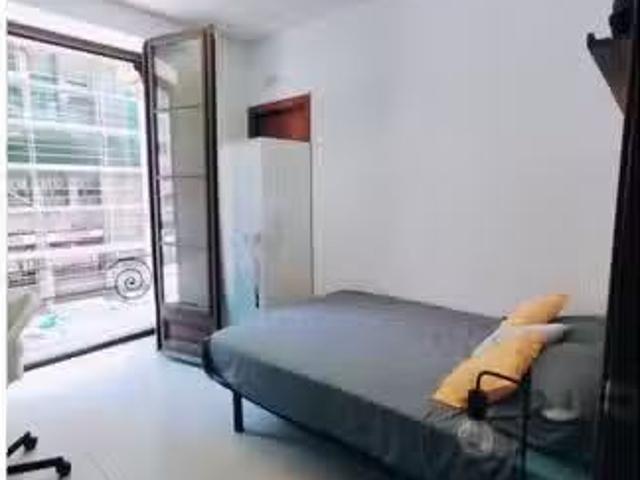 Se alquila habitación en piso de 7 habitaciones en Barcelona