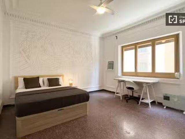 Se alquila habitación en piso de 7 habitaciones en Barcelona