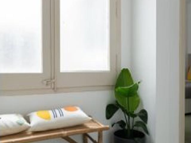Se alquila habitación en piso de 7 habitaciones en Barcelona