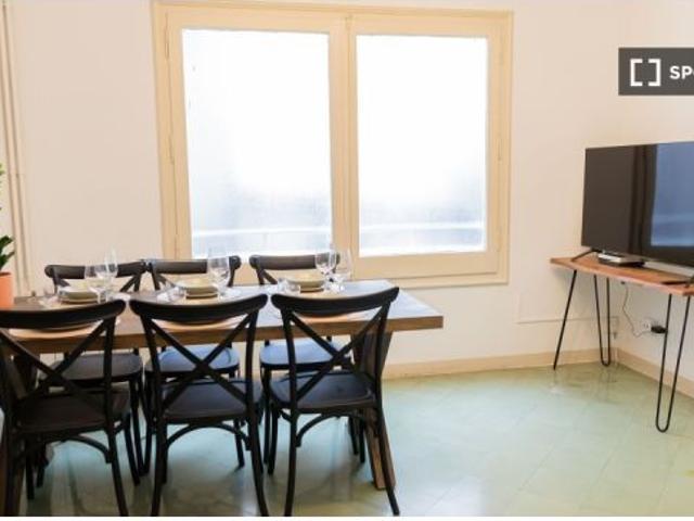 Se alquila habitación en piso de 7 habitaciones en Barcelona