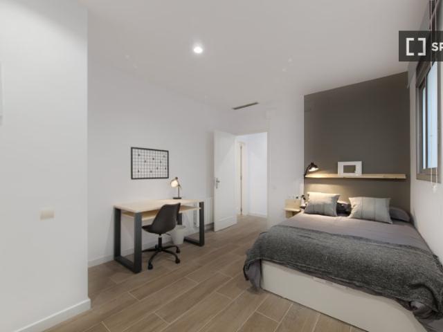 Se alquila habitación en piso de 7 habitaciones en Barcelona