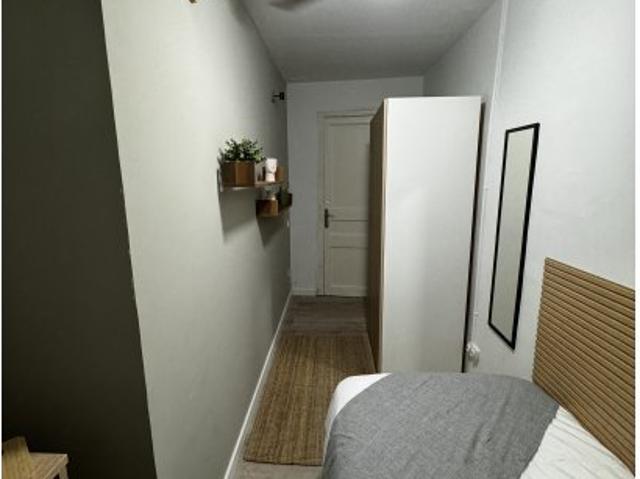 Se alquila habitación en piso de 7 habitaciones en Barcelona