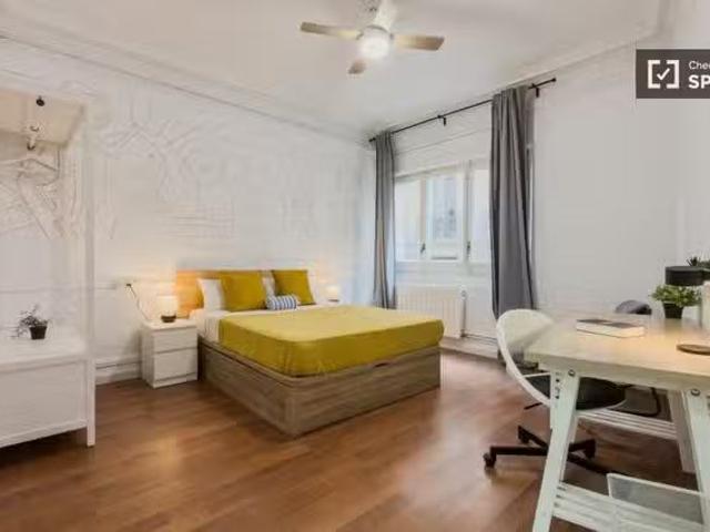 Se alquila habitación en piso de 7 habitaciones en Barcelona
