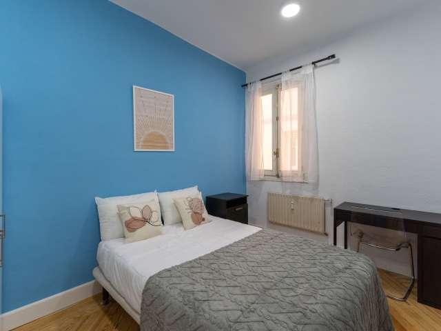 Se alquila habitación en piso de 7 habitaciones en Chamberí, Madrid
