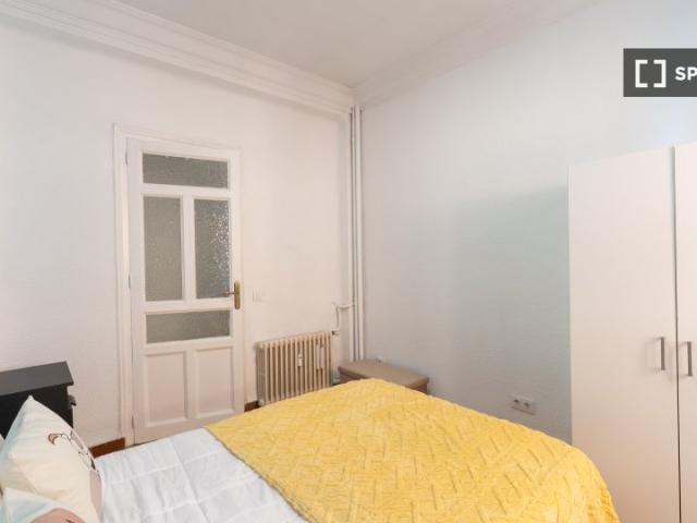 Se alquila habitación en piso de 7 habitaciones en Chamberí, Madrid