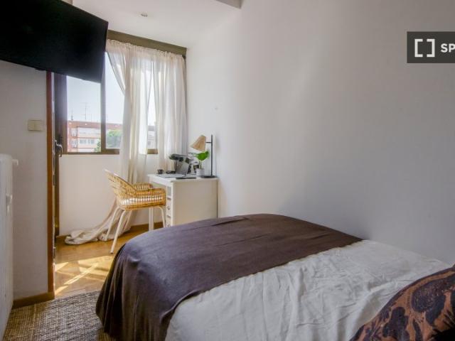 Se alquila habitación en piso de 7 habitaciones en Fuencarral, Madrid