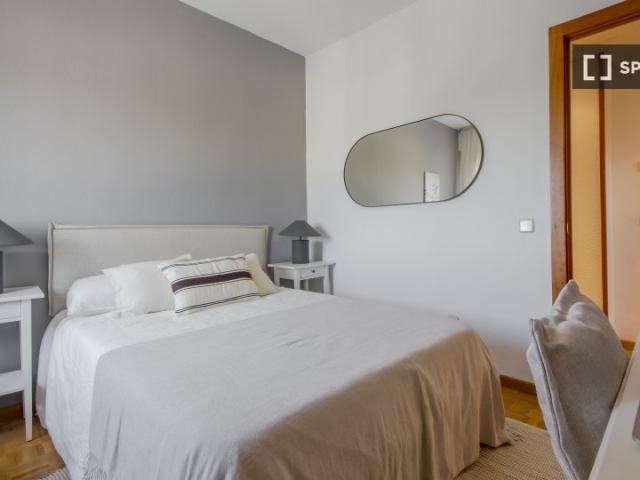 Se alquila habitación en piso de 7 habitaciones en Fuencarral, Madrid
