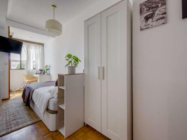Se alquila habitación en piso de 7 habitaciones en Fuencarral, Madrid