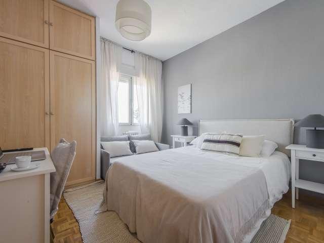 Se alquila habitación en piso de 7 habitaciones en Fuencarral, Madrid