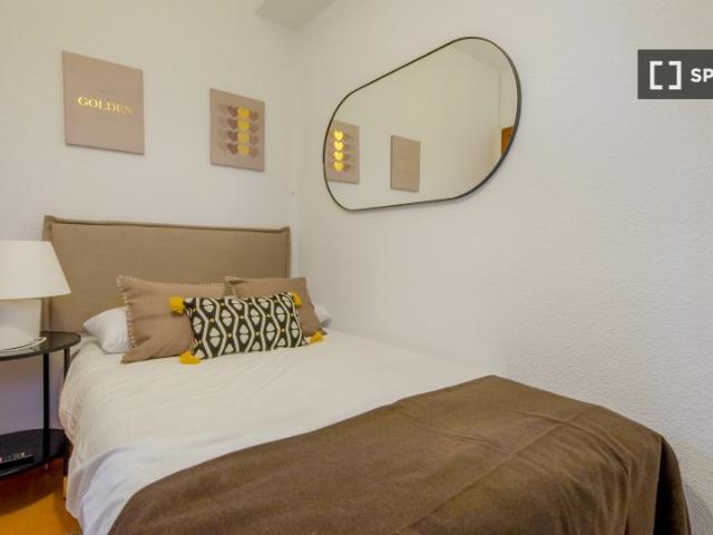 Se alquila habitación en piso de 7 habitaciones en Fuencarral, Madrid