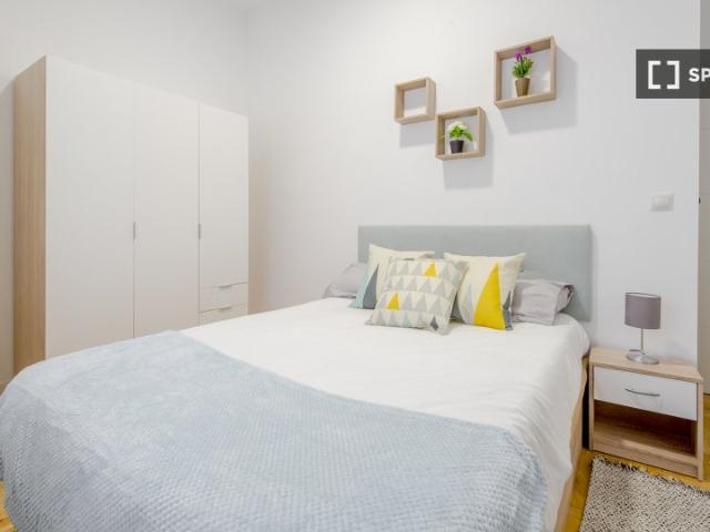 Se alquila habitación en piso de 7 habitaciones en Goya, Madrid
