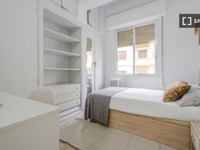 Se alquila habitación en piso de 7 habitaciones en Goya, Madrid