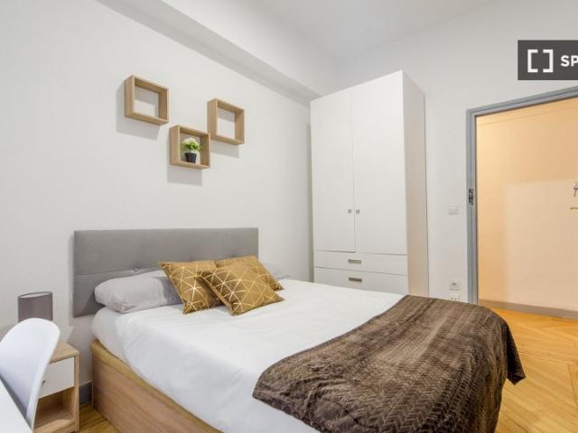 Se alquila habitación en piso de 7 habitaciones en Goya, Madrid