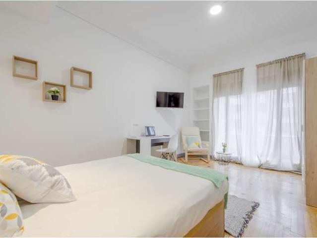 Se alquila habitación en piso de 7 habitaciones en Goya, Madrid