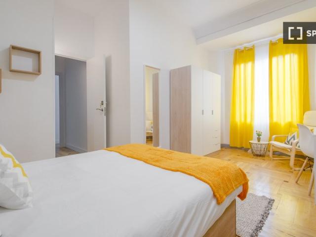 Se alquila habitación en piso de 7 habitaciones en Goya, Madrid