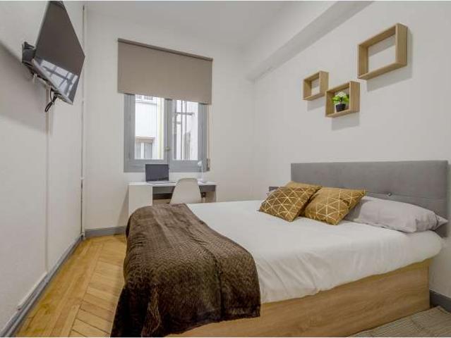 Se alquila habitación en piso de 7 habitaciones en Goya, Madrid