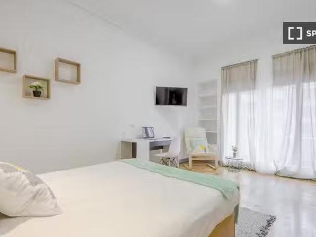 Se alquila habitación en piso de 7 habitaciones en Goya, Madrid