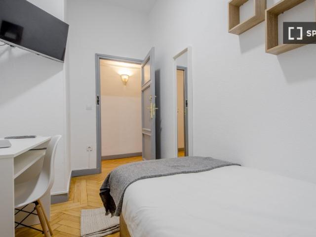 Se alquila habitación en piso de 7 habitaciones en Goya, Madrid