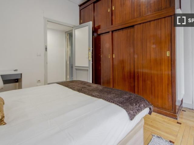 Se alquila habitación en piso de 7 habitaciones en Goya, Madrid